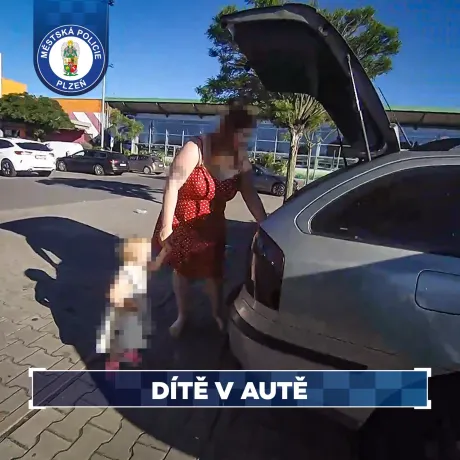 Napjaté chvíle na parkovišti: malý pasažér v pasti auta