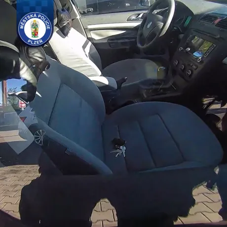 Napjaté chvíle na parkovišti: malý pasažér v pasti auta