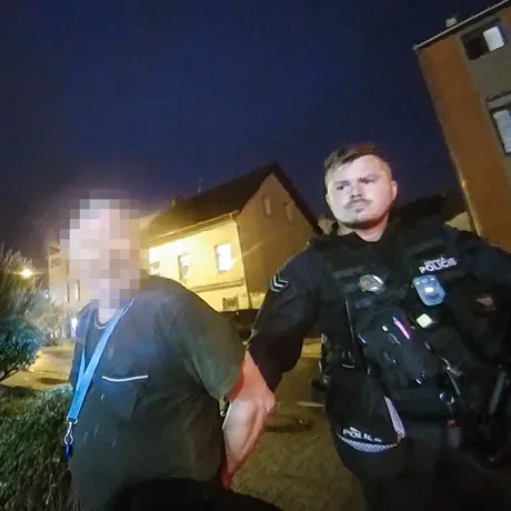 Hodil kebab po obsluze a nadával strážníkům