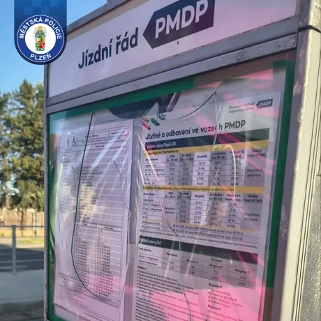 Vztek na zastávce neudržel. Poškodil označník zastávky MHD.