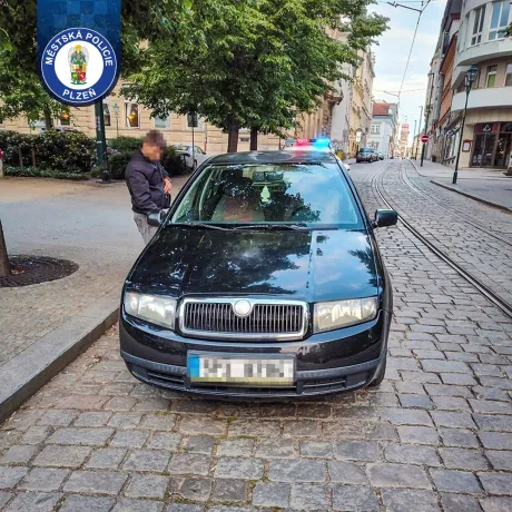 Spěchal prodat auto, ale k převozu mu něco chybělo