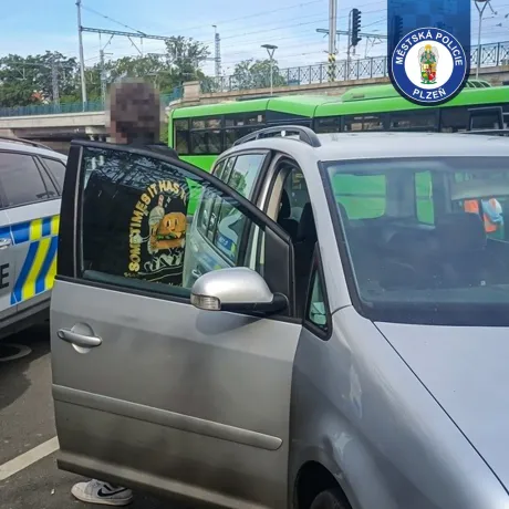 „Já neřídil,“ tvrdil muž strážníkům. Záběry ukázaly něco jiného