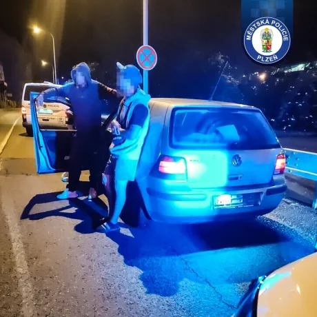Noční jízda bez registračních značek a bez řidičáku