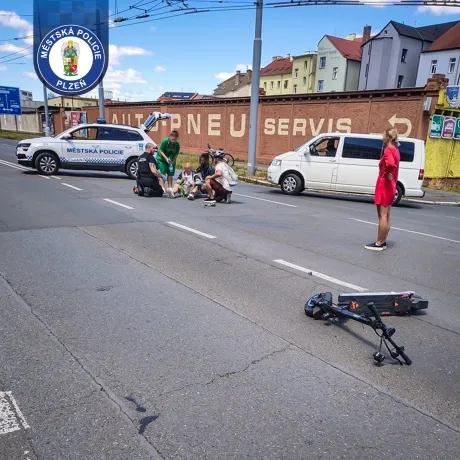 Strážníci asistovali u dopravní nehody, kdy byl sražen koloběžkář