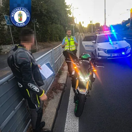 Karlovarská ulice není závodní okruh. Motorkář tam jel 120 km/h