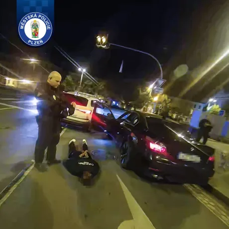 Bez řidičáku si chtěl zkusit, jestli ujede strážníkům, nakonec skončil sám v poutech