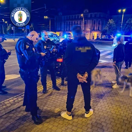 Bez řidičáku si chtěl zkusit, jestli ujede strážníkům, nakonec skončil sám v poutech