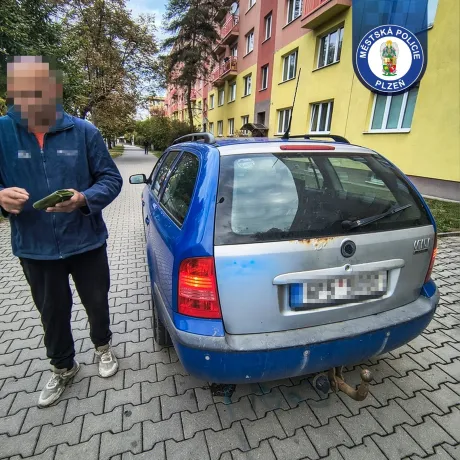 Jen na chvilku zaparkoval na chodníku