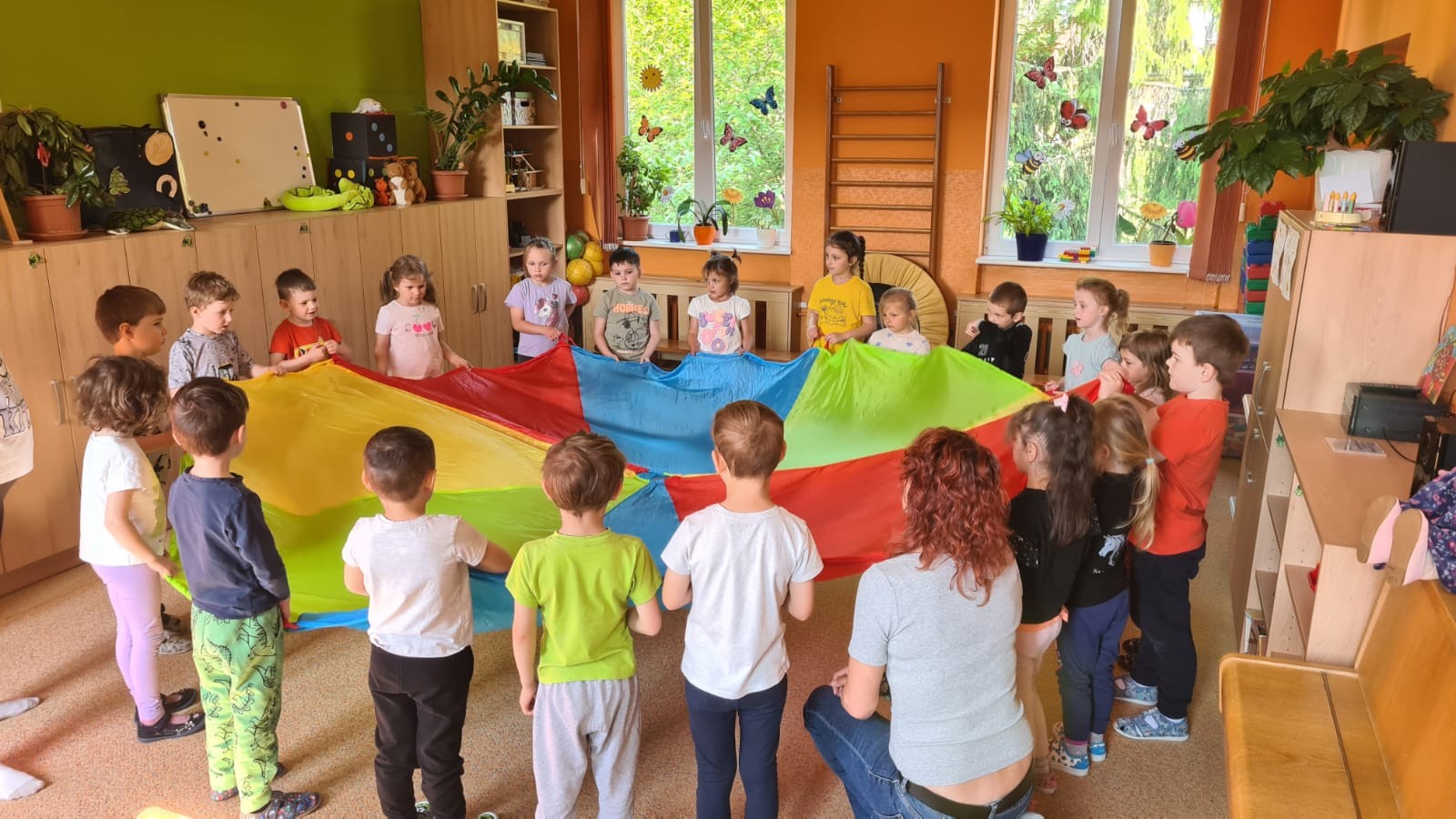Cvičení s padákem je velká legrace... 