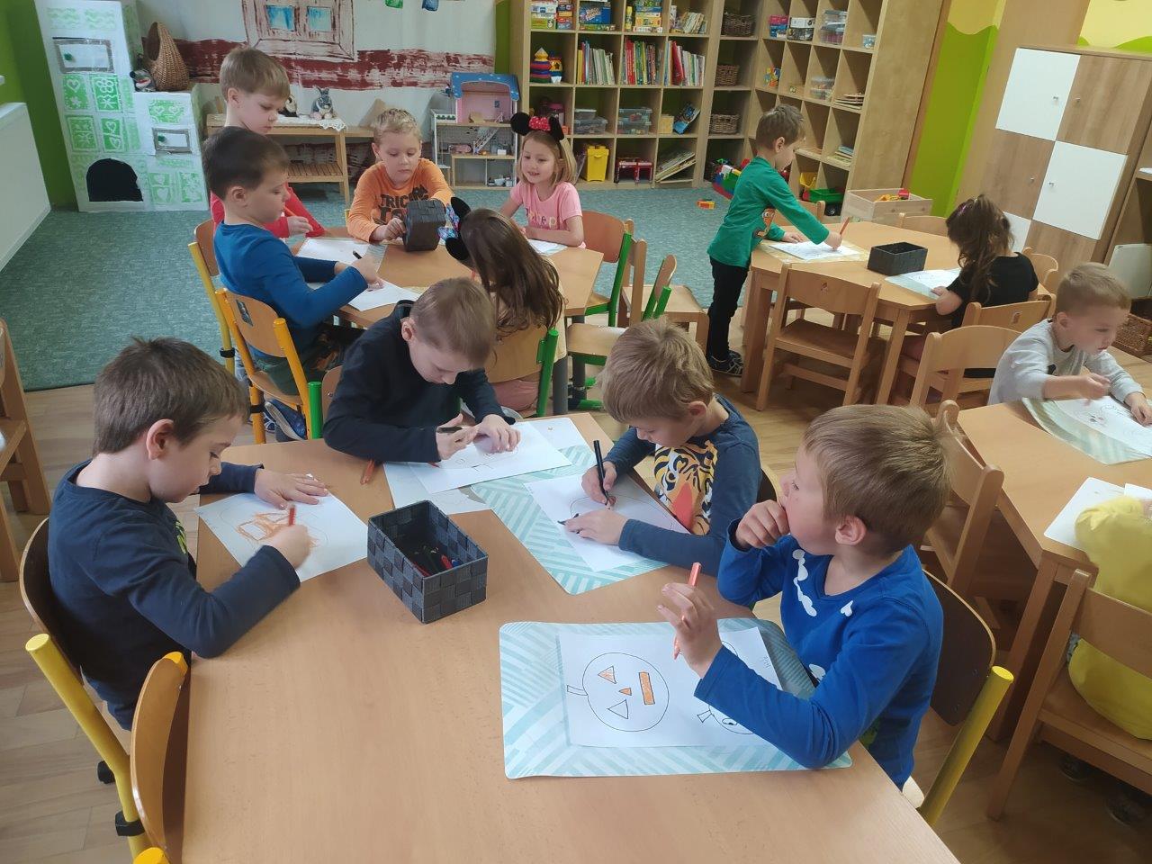 Hrajeme si s Vodáčky ve třídě i  venku