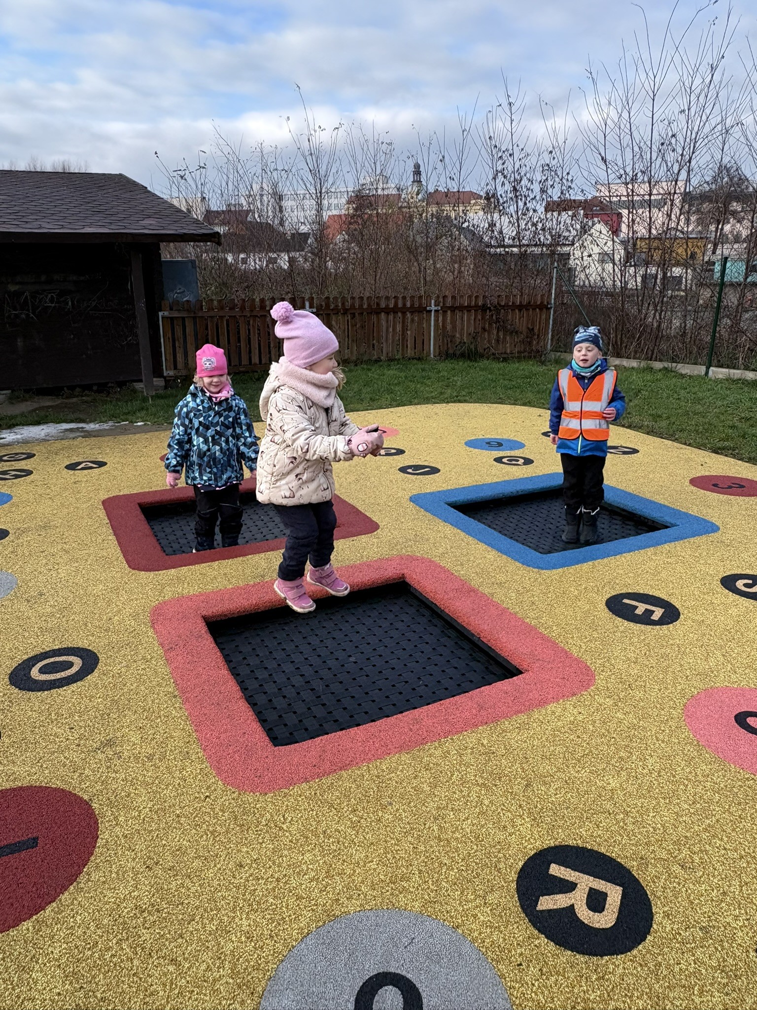 Zdobení stromečku v parku