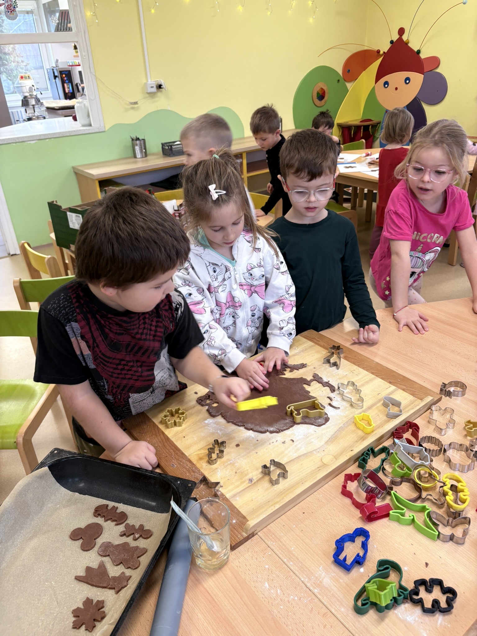 Anča a Pepík pečou perníčky