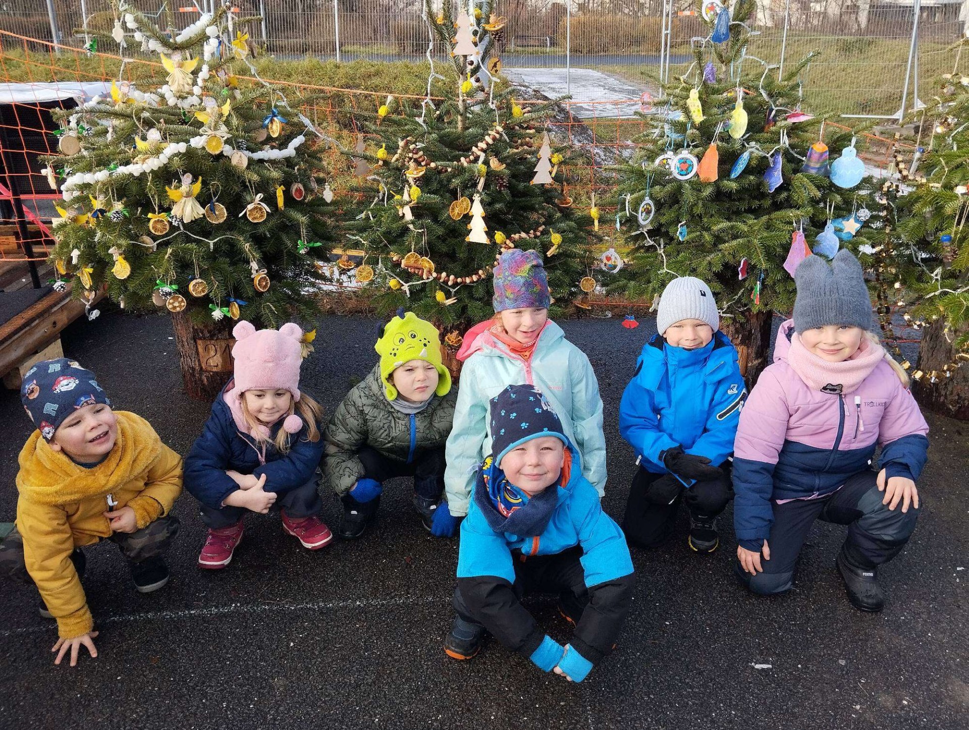 Zdobení stromečku u kluziště