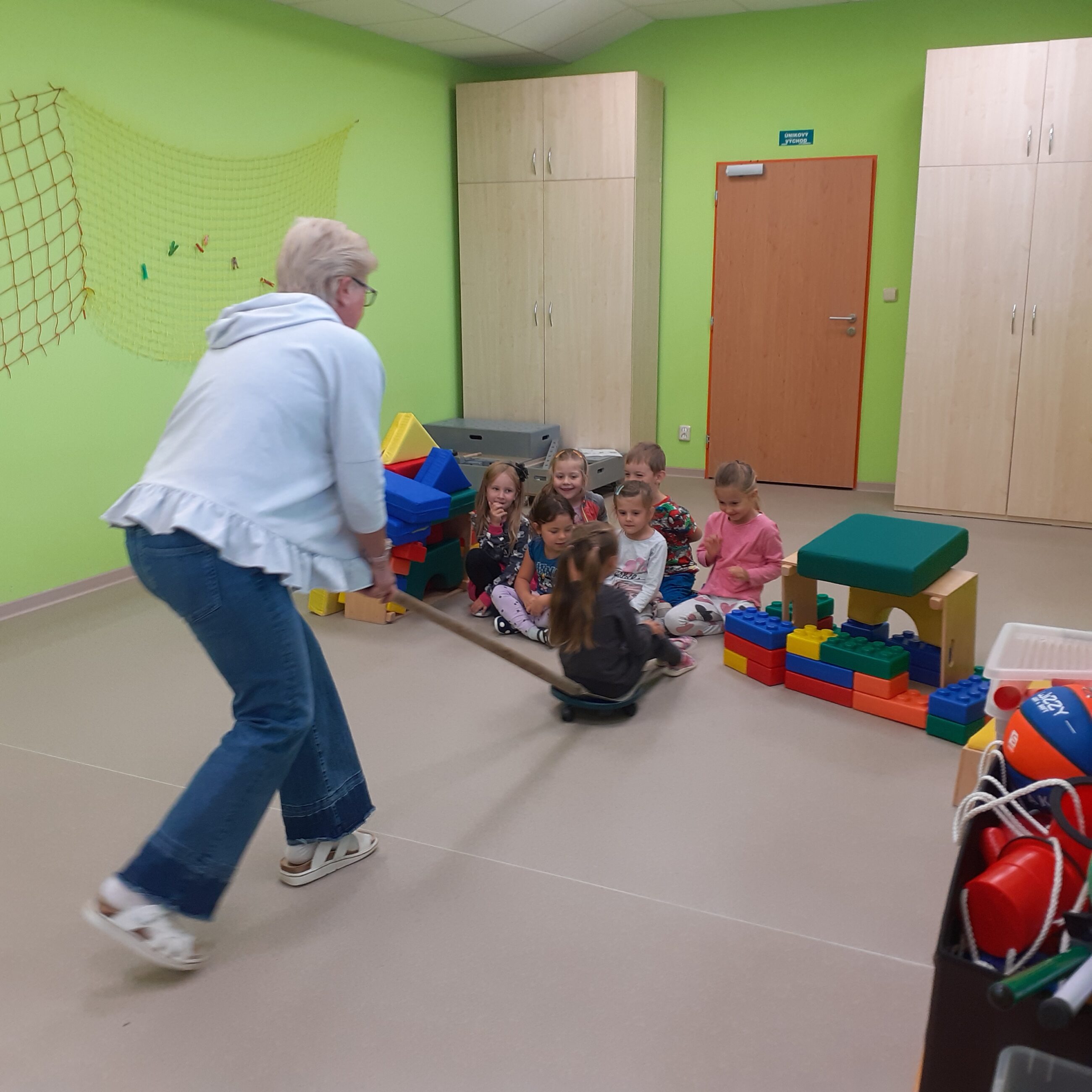 Jak se na lopatě sedí ? Perníková chaloupka u Broučků