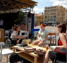 Čítárna láká k odpočinku návštěvníky festivalu 