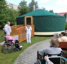 Jurta bude seniorům sloužit jako altán i prostor k rehabilitaci