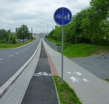 Nová stezka v Chrástecké ulici slouží chodcům i cyklistům