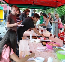 Dobrovolníci z celého světa připravili na nábřeží piknik