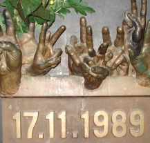 Smyslem projektu je vytvořit věrohodný historický obraz roku 1989