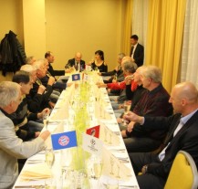 Radní Rottová se setkala se členy fotbalového týmu Viktorky z roku 1971