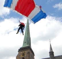 Podruhé zažila Plzeň při Slavnostech svobody seskok parašutistů na náměstí Republiky
