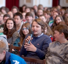 V Pekle besedovali studenti s americkými a belgickými veterány