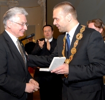 Doug LaViolette, Bob Nueske a George Patton Waters se stali držiteli historické pečeti města Plzně