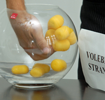 Na magistrátu se dnes losovala čísla pořadí volebních stran