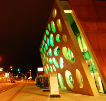 Při slavnostním večeru předali zástupci města symbolicky divadelníkům novou budovu