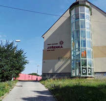 Menší byty v domě na Zábělské 43 mohou získat senioři, kteří nezvládají hradit náklady na bydlení