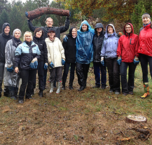 Zaměstnanci magistrátu pomáhali s odstraňováním klestu a dřeva z části lesa v Sofronce
