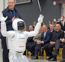 Robot Asimo se poprvé v České republice předvedl v plzeňské Techmanii