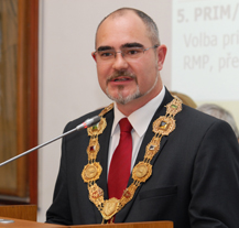 Primátorem města Plzně se stal Martin Zrzavecký