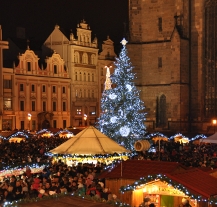 Děti z 1. základní školy rozsvítily vánoční strom na náměstí
