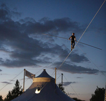 Provazochodec a akrobat David Dimitri se Plzeňanům představí ve svém rodinném vystoupení