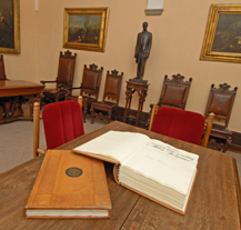 Plzeň začala používat novou pamětní knihu, předchozí zaplnily stovky podpisů