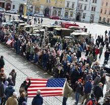 Zástupci konvoje americké armády navštívili Plzeň, vítaly je davy lidí