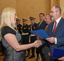 Přes 70 městských strážníků získalo ocenění, primátor Plzně předal i Medaili cti