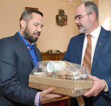 Pavel Horváth dostal dárek od vedení města, pochutiny od místních farmářů
