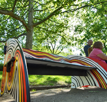 Nové Plzeňské lavičky zdobí Smetanovy sady, projekt pomáhá postiženým