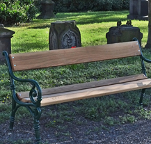 Bývalí uživatelé návykových látek rekonstruují lavičky ve veřejném prostoru