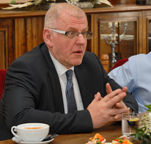 Mistr Evropy v judu Zdeněk Vlček přinesl na radnici zlatou medaili