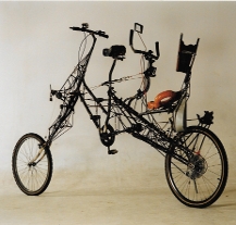 Bicykl jako pojízdné umělecké dílo ukazuje v Depo2015 Benjamin Schlunk