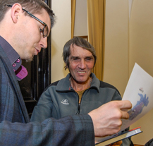 Klienti Motýla malovali vánoční přání, využijí je i na radnici