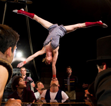 Představení Klaxon je spojením živé hudby a akrobacie