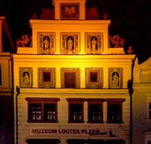 Plzeň pomůže šířit povědomí o dětské onkologii, nasvítí fasádu Muzea loutek