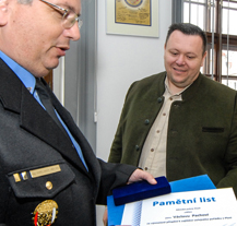 Velitel strážníků poděkoval vedoucímu kanceláře primátora, pomohl zadržet agresivního útočníka