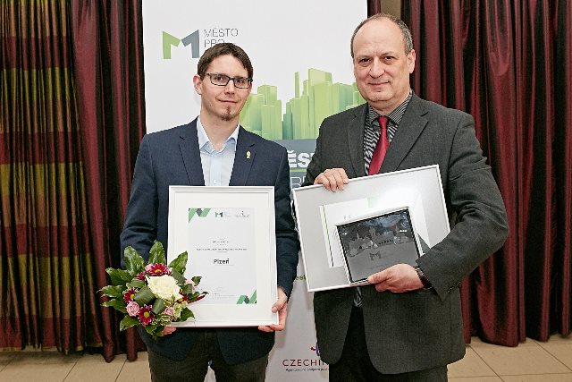 áměstek Pavel Kotas přebírá cenu CzechInvestu