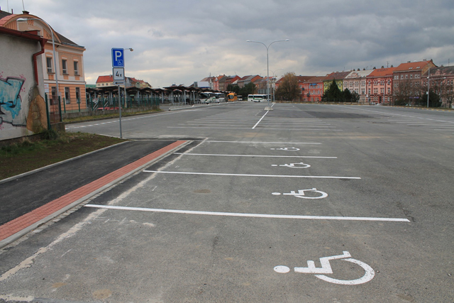 Nově vybudované parkoviště v Kotkově ulici