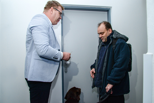 Plachého 42 v Plzni - předávání klíče od bytu (foto: M. Pecuch)